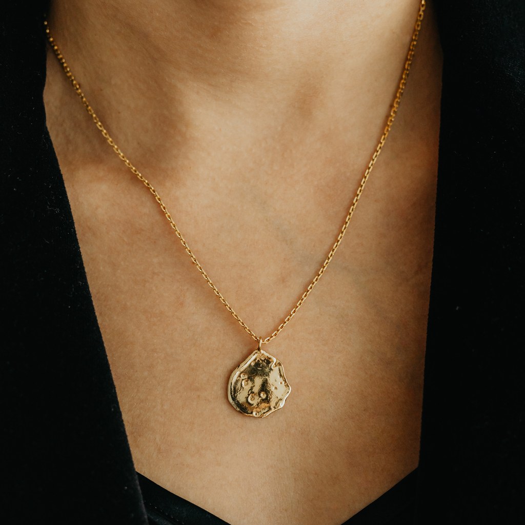 Joyería de oro sobre seda negra — La Casa del Orfebre