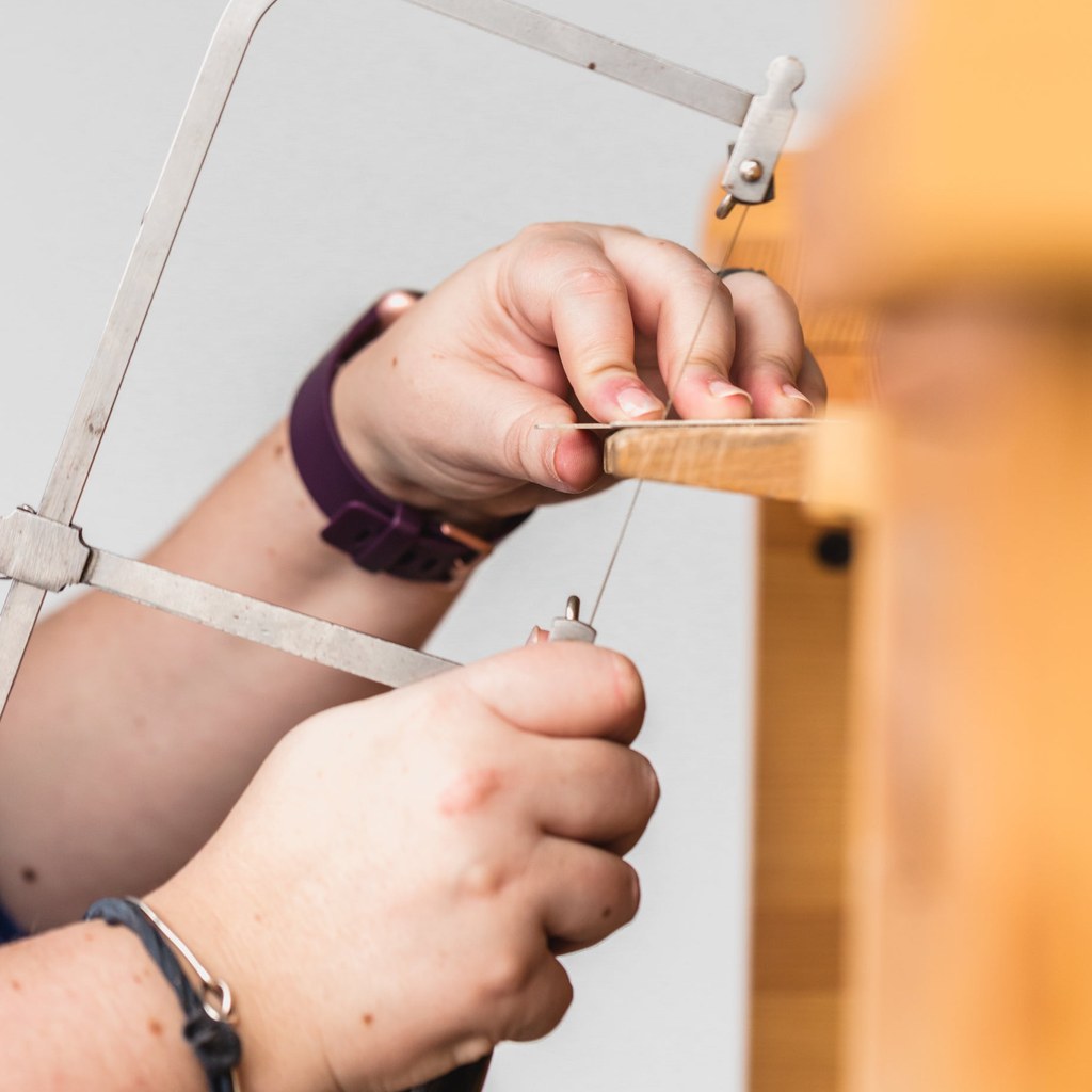 Artesano tallando un modelo de cera de anillo