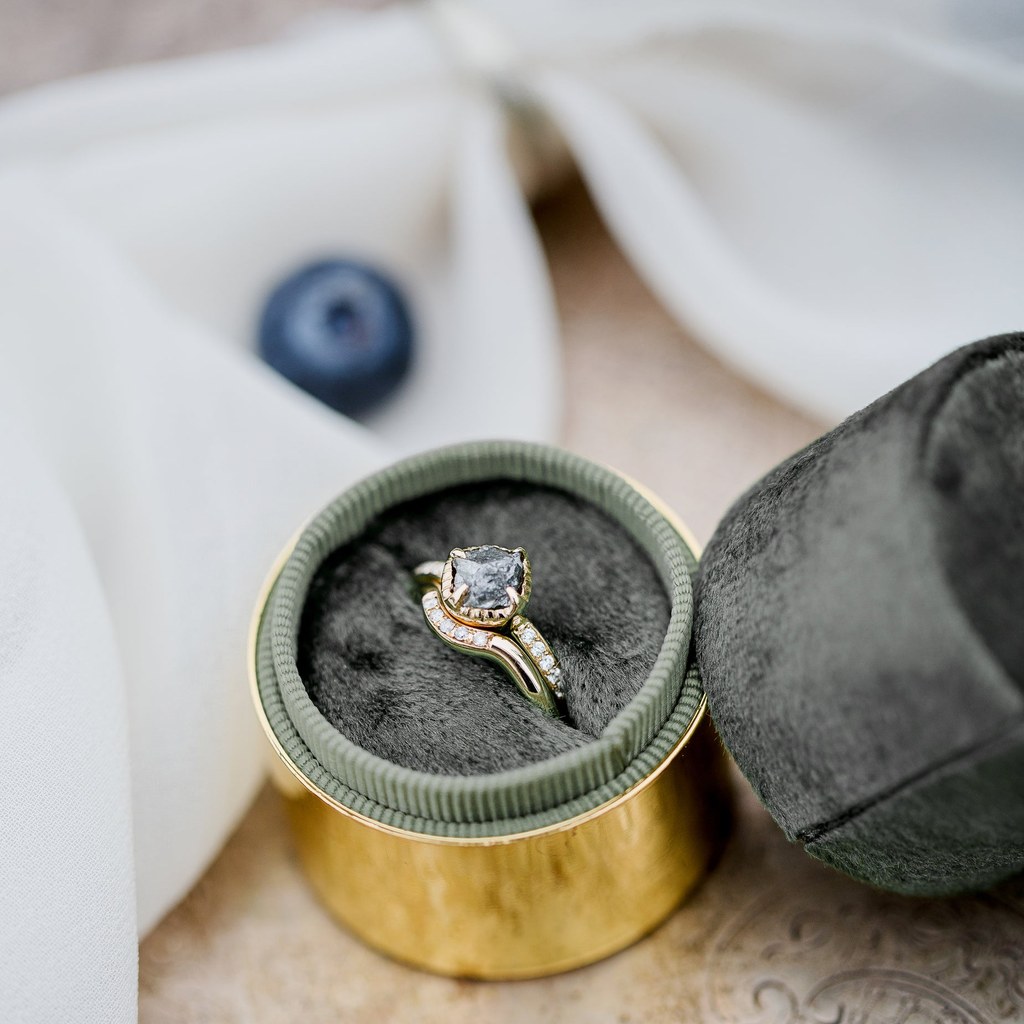 Anillo solitario Aurora en oro 18K con diamante