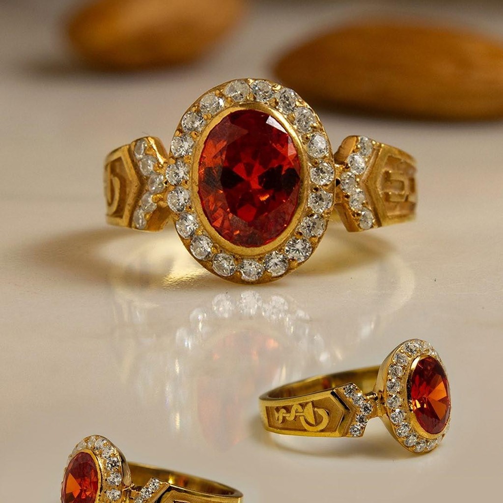 Anillo de grado Casandra tipo joya para dama en oro con piedra roja y circones
